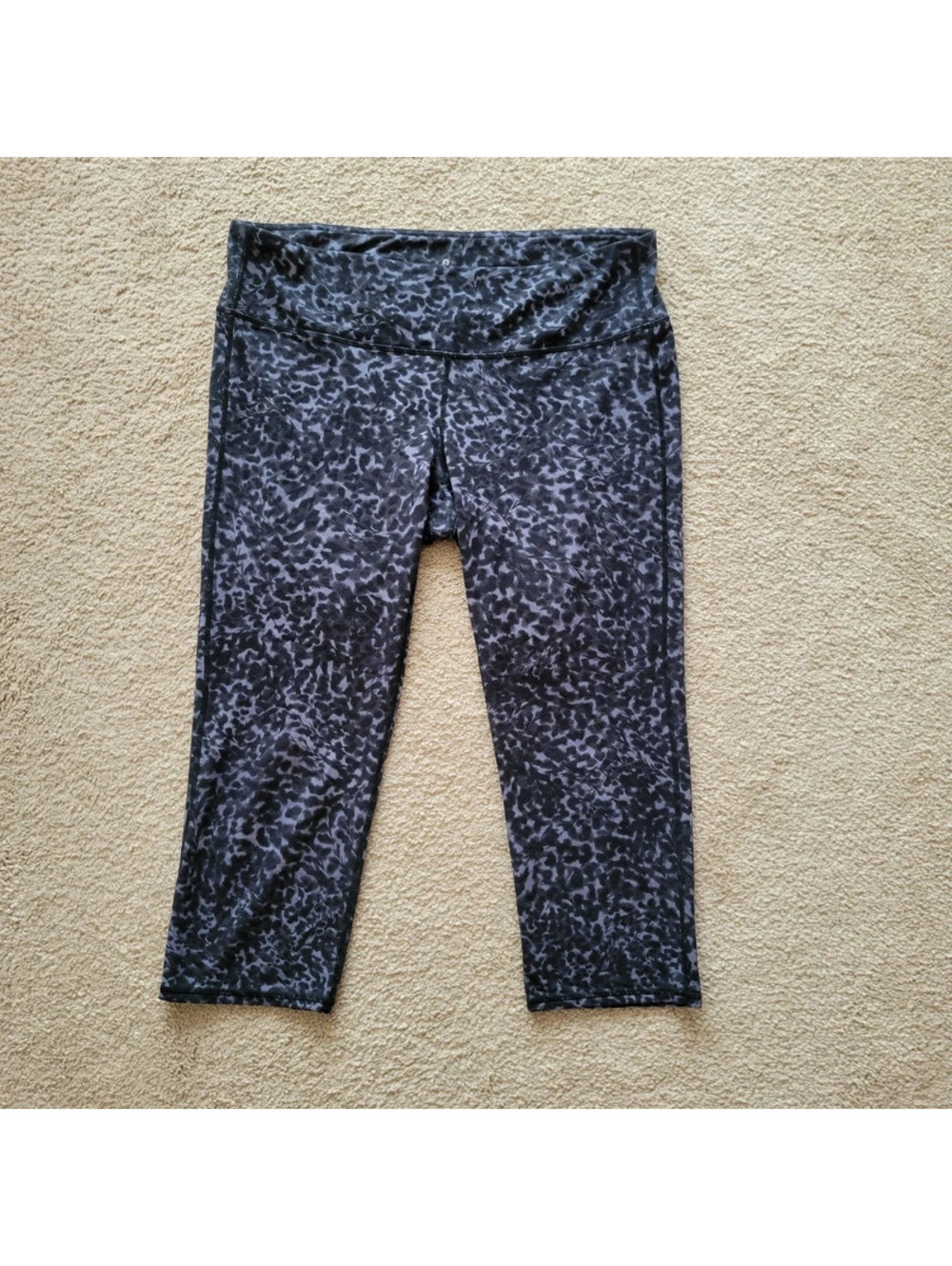 Athleta Womens Cropped Legging Large Womens Black Gray Animal Print Mid Rise